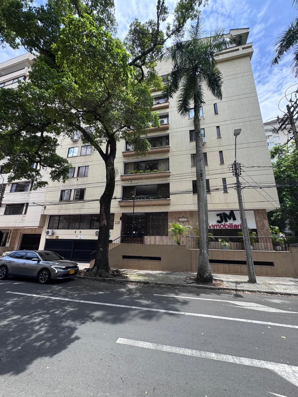 Venta de amplio apartamento en el barrio Centenario