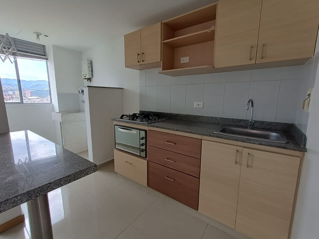 ARRIENDO DE APARTAMENTO EN AVENIDA EL POBLADO, SABANETA EXCELENTE VISTA