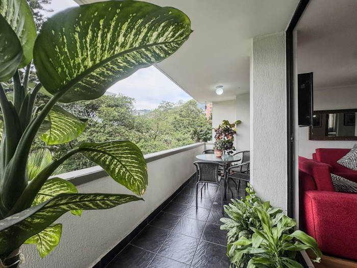 Apartamento con balcón y potencial de remodelación en El Poblado