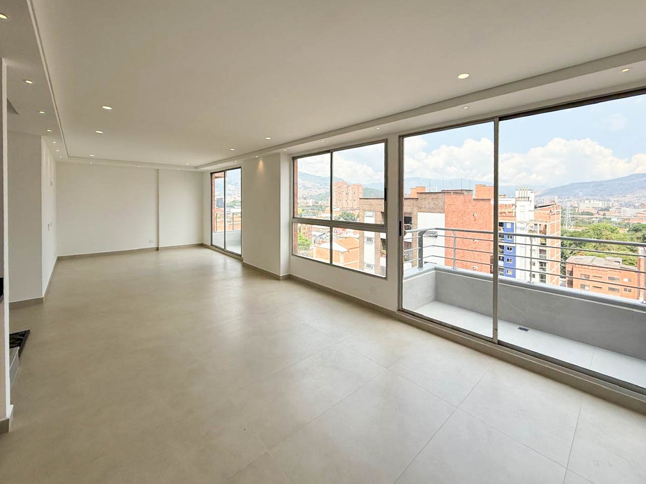 Penthouse Duplex Remodelado en venta en Laureles Conquistadores