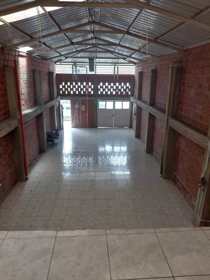 🏢 ¡Amplia Bodega en Alquiler en Bretaña! 258 m² con Doble Altura